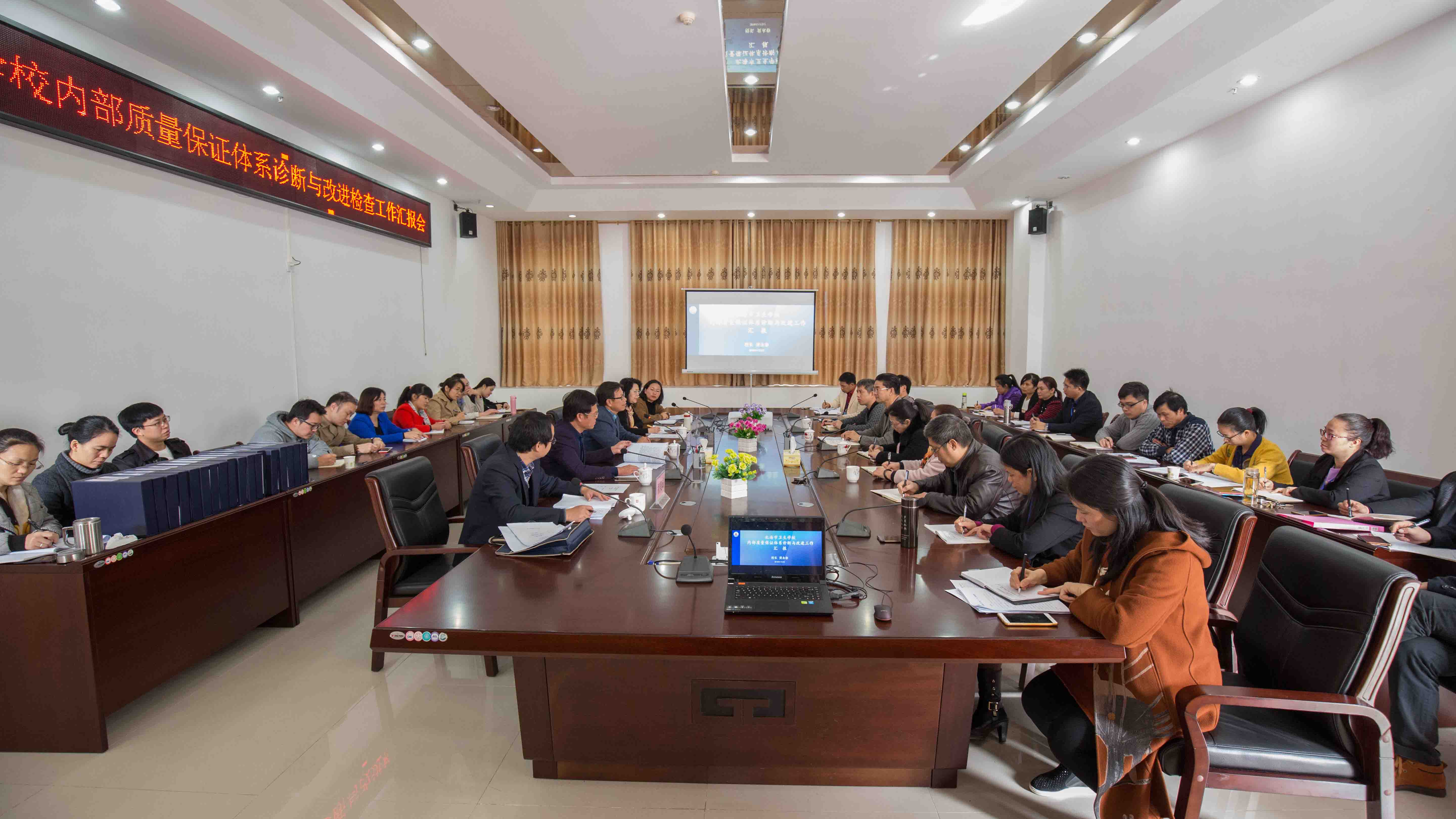 3.专家组成员与学校领导交流1.jpg