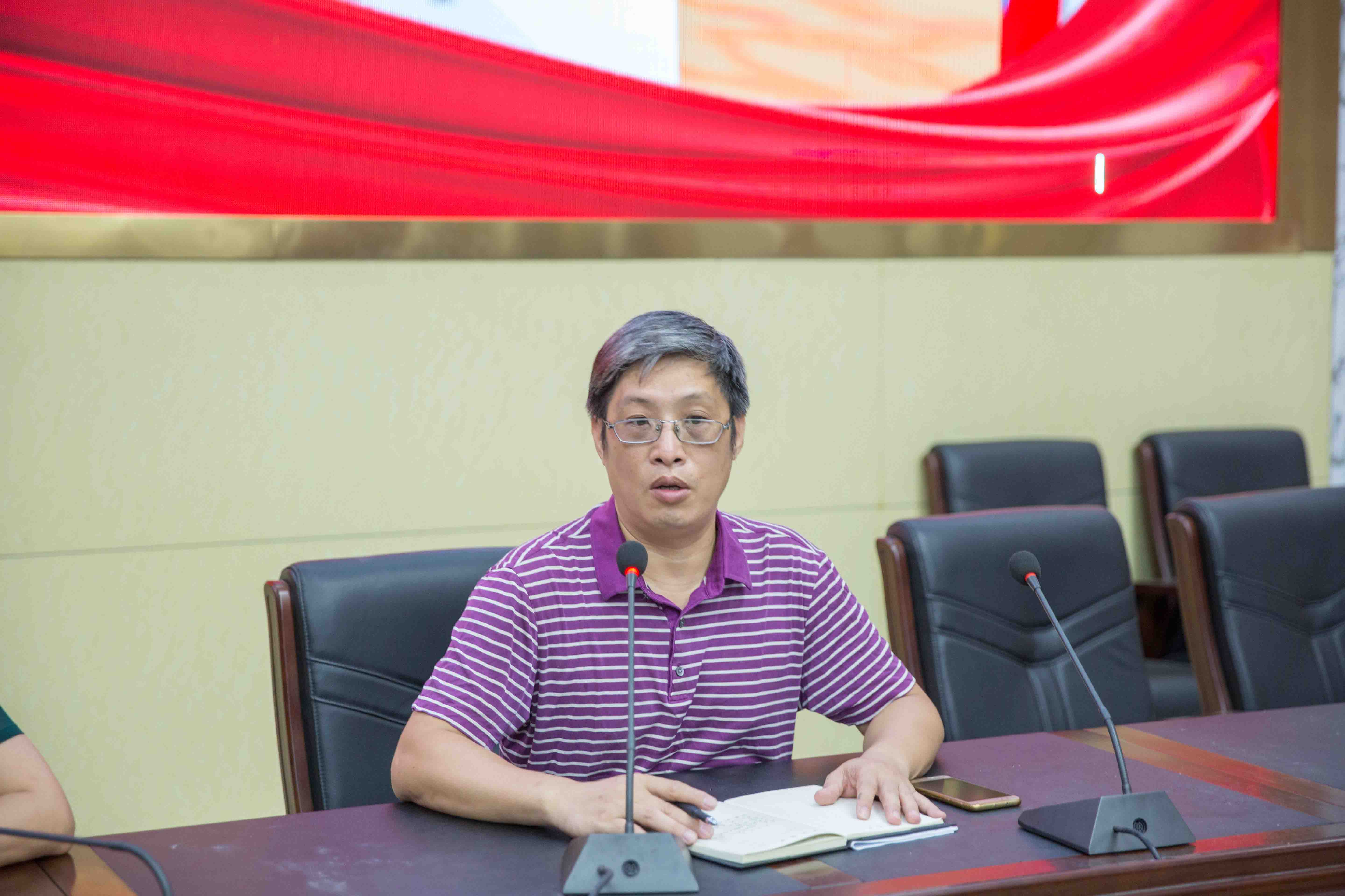 图2．学校总务处主任关玉生在培训会上发言.jpg