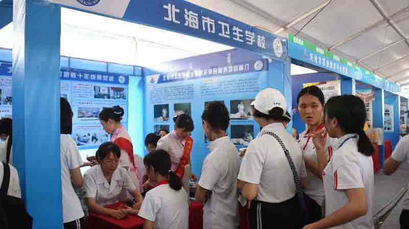 2.参展队给嘉宾及学生们进行中医脉诊1.jpg