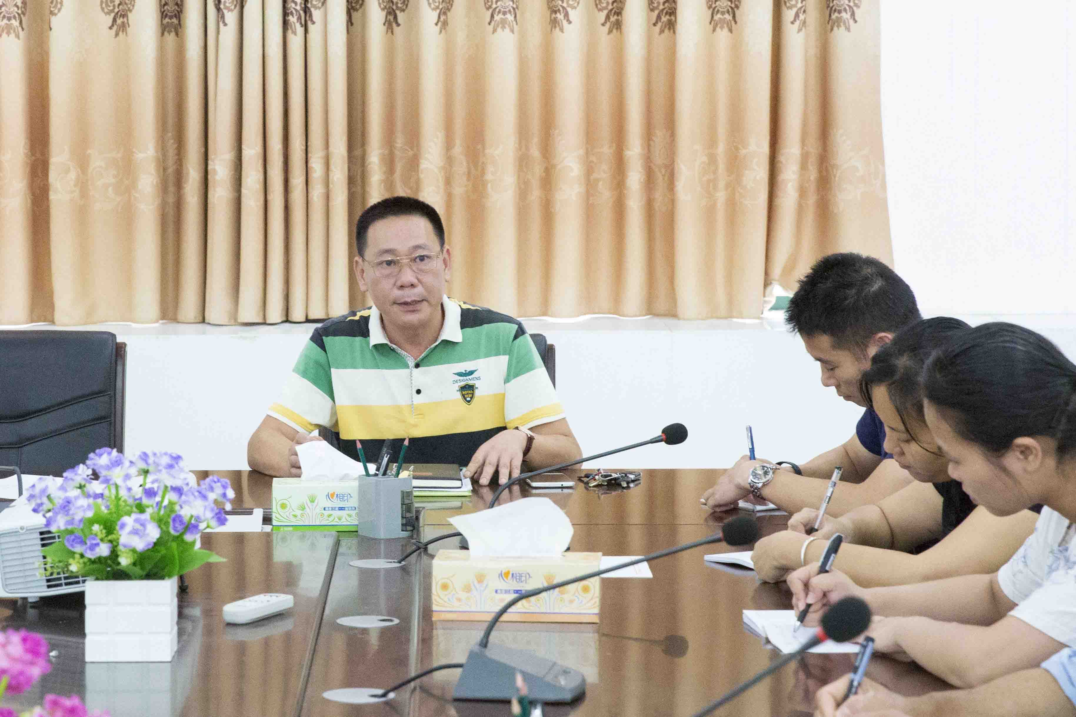 图2：叶绍雄副书记在主持会议1.jpg