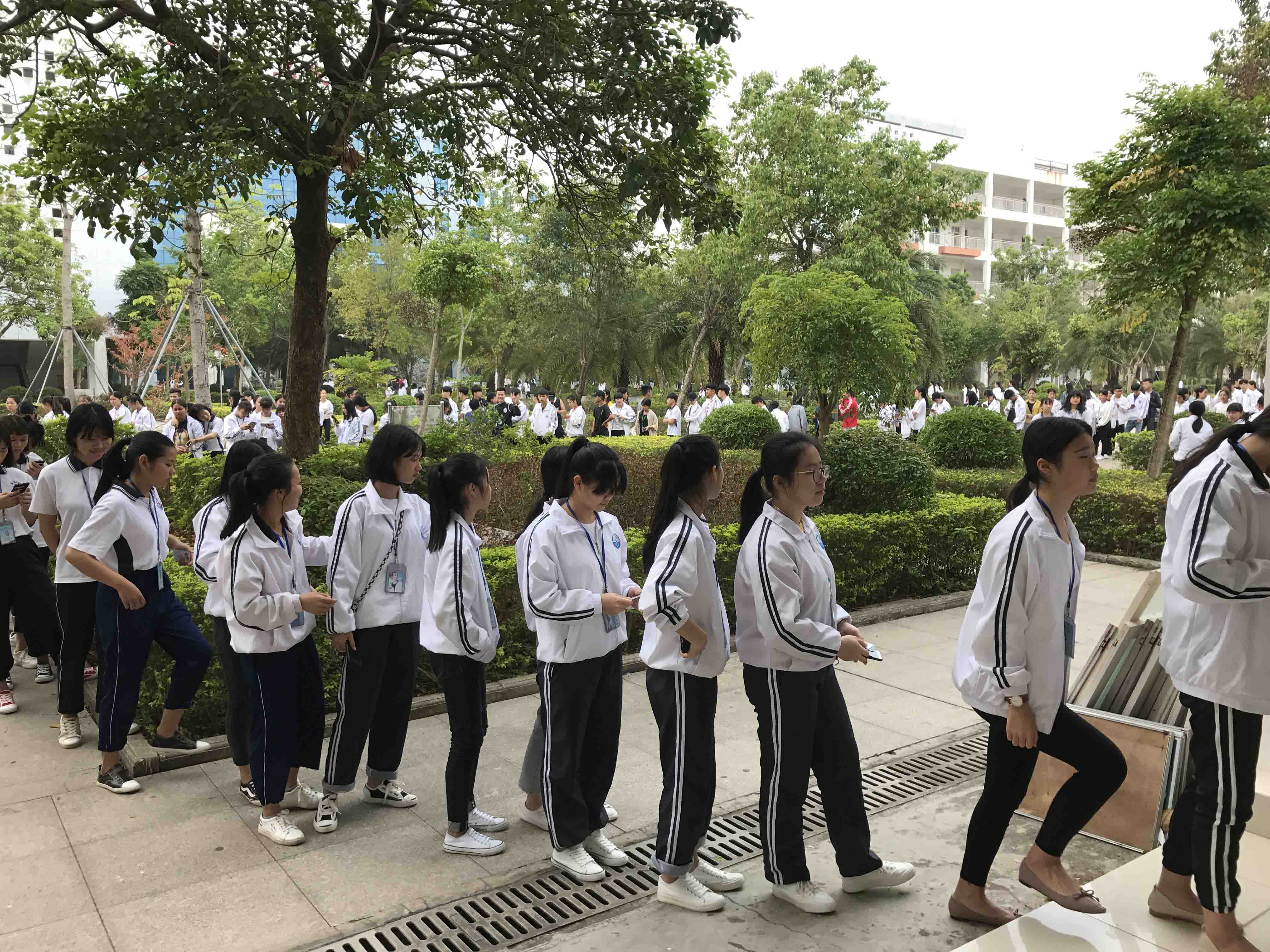 图4：学生有序排队等候身份验证1.jpg