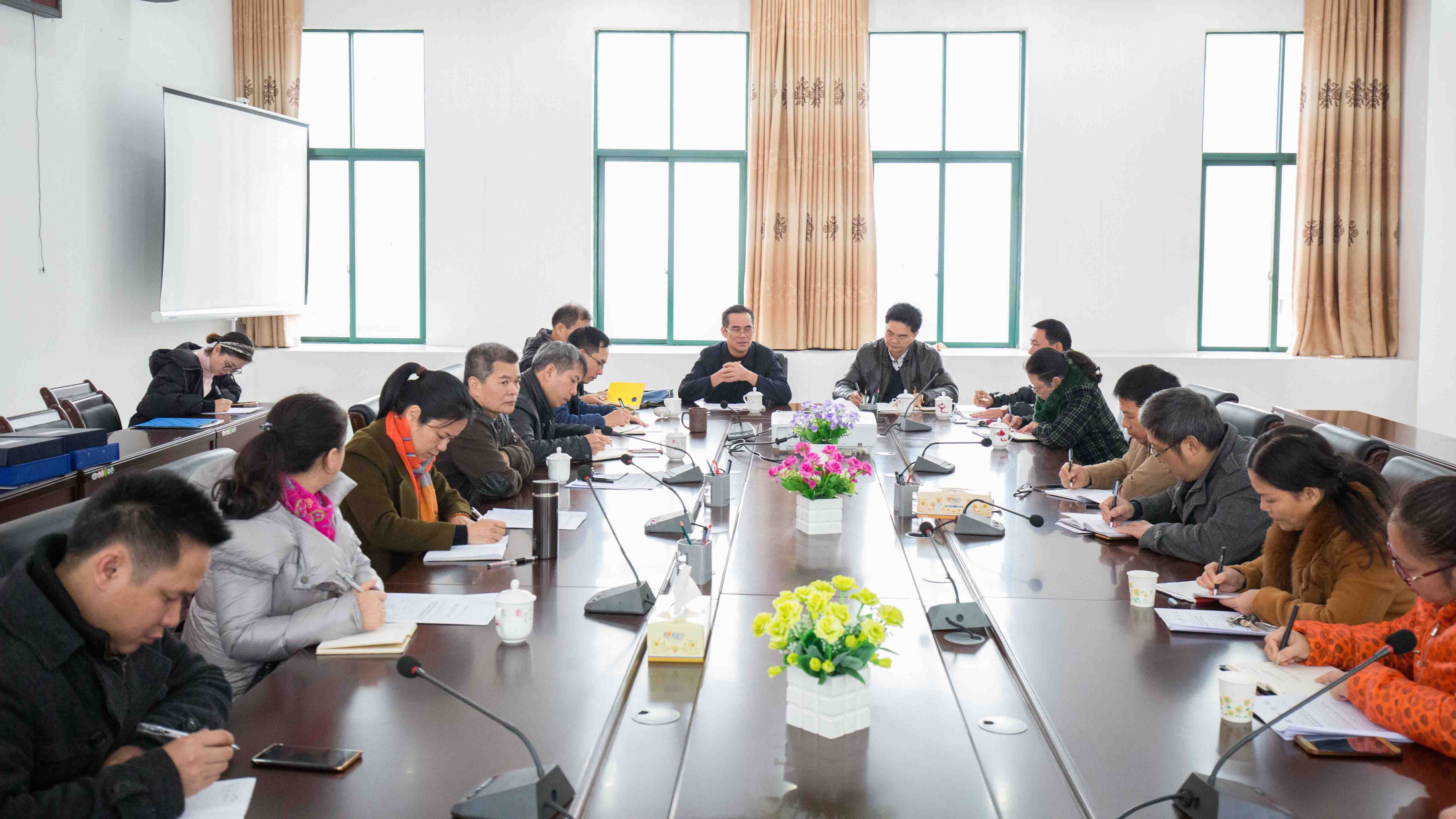 市纪委驻市教育局纪检组黄其华组长对副科级及以上领导集体约谈.jpg