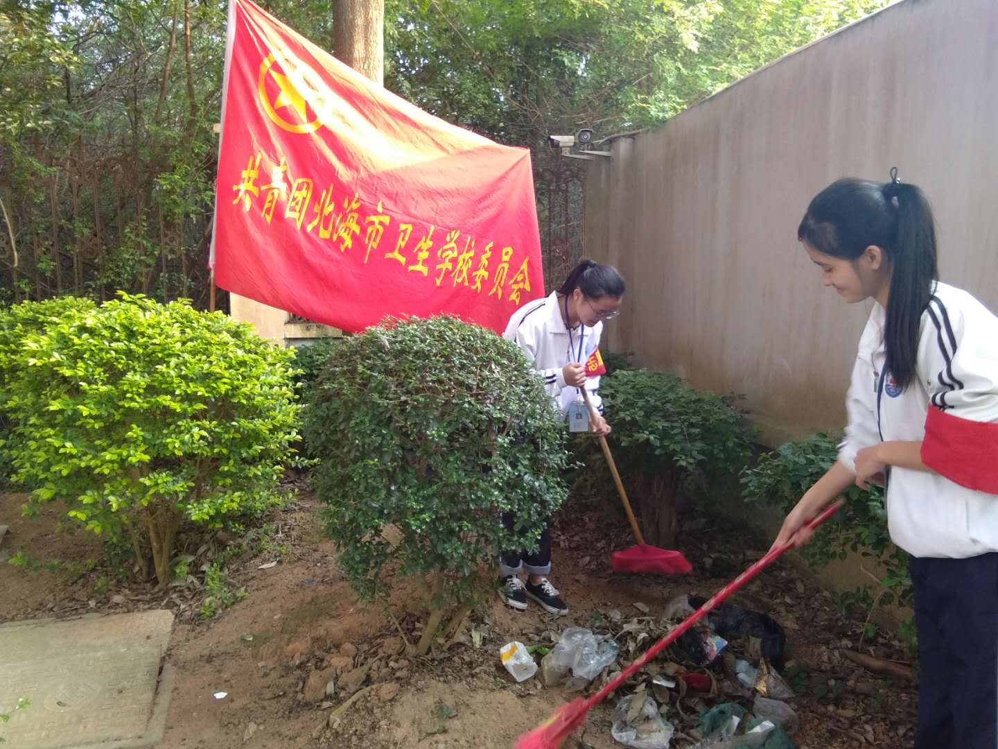 志愿者们在清理校园卫生死角.JPG