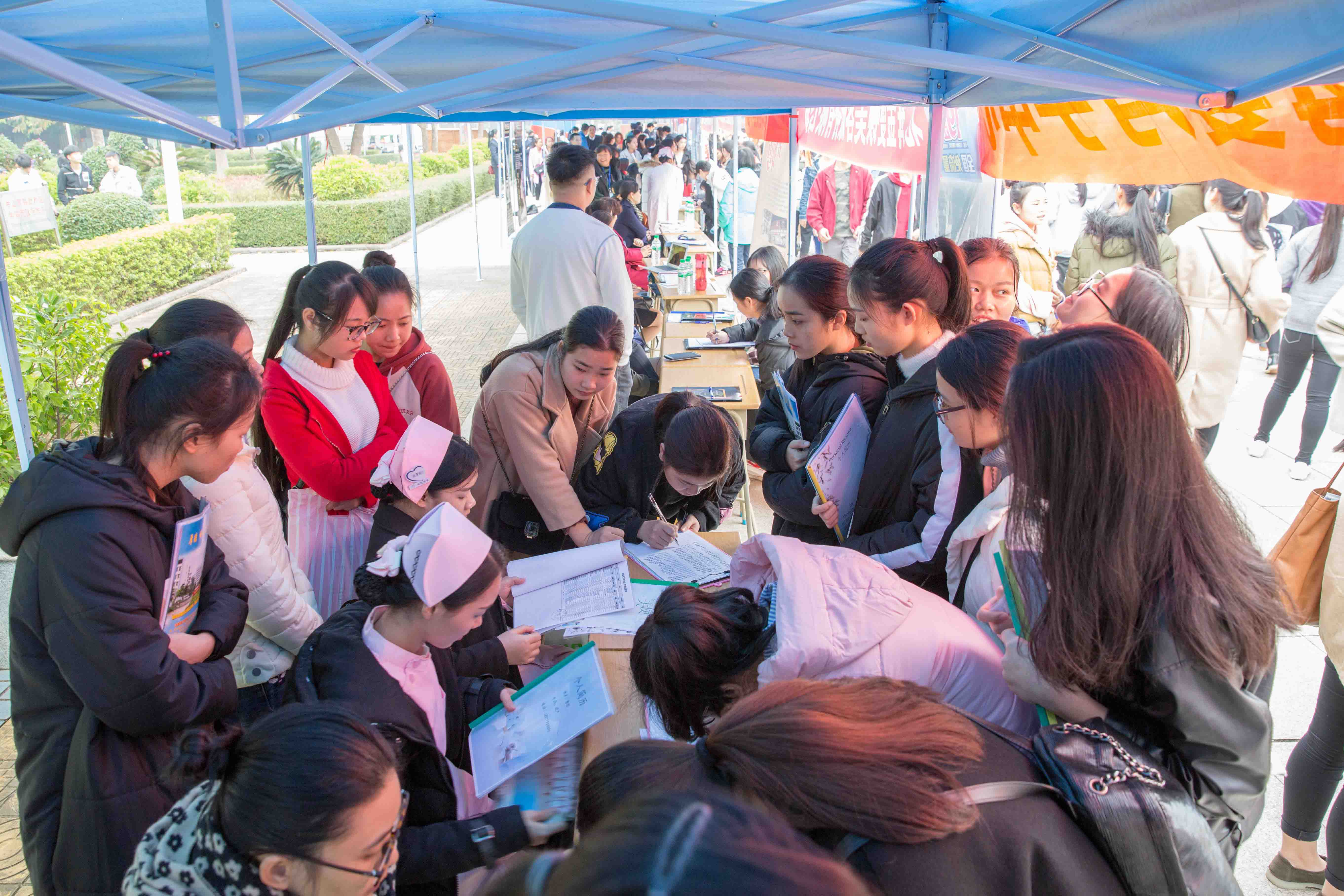 同学们踊跃填报就业报名登记表1.jpg