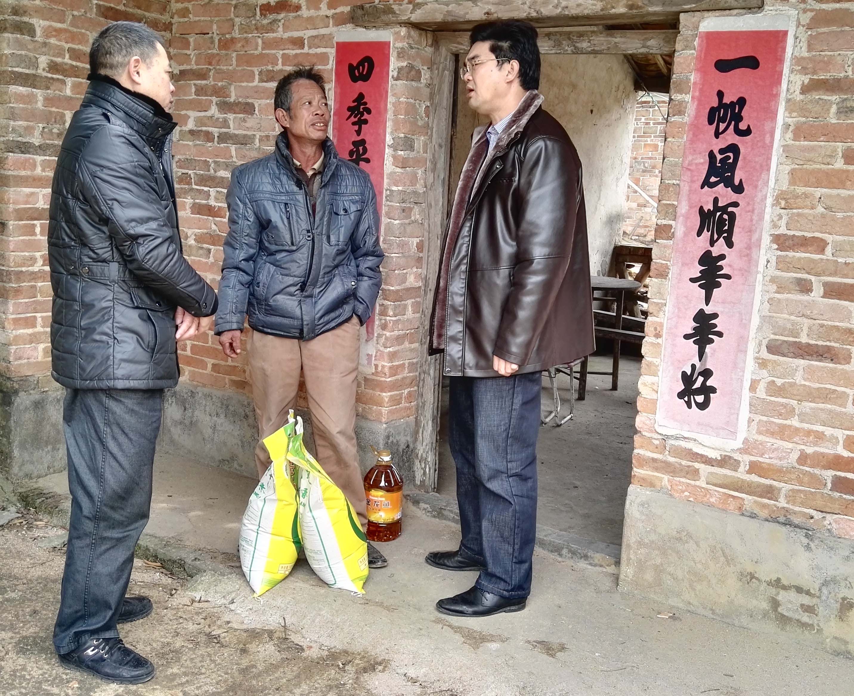 北海市卫生学校党委书记进村慰问