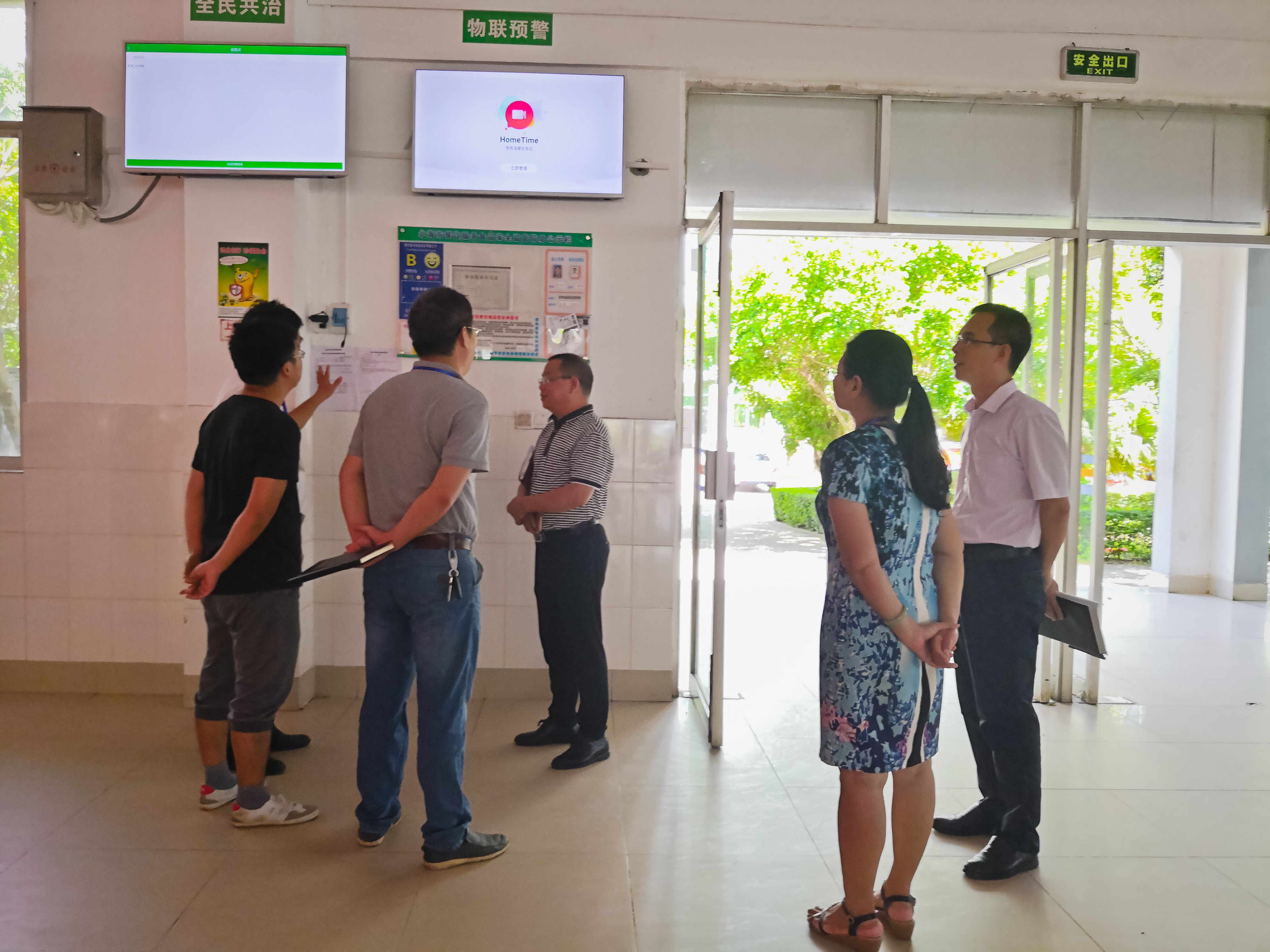 5.视导工作组视察学校食堂.jpg