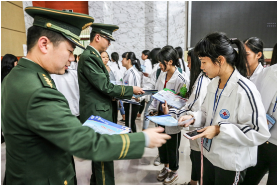 北海市龙潭边防派出所给学生发放法治宣传资料.png
