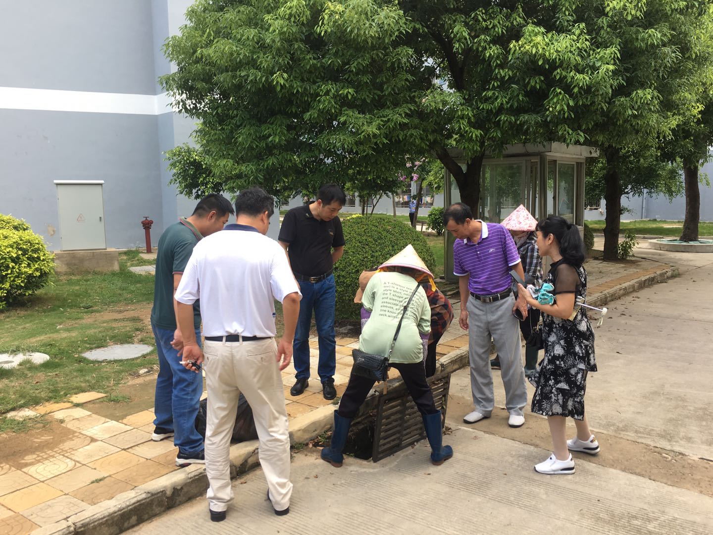 5.检查组检查校园排水系统并针对树叶堆积排水通道进行现场整改.jpg