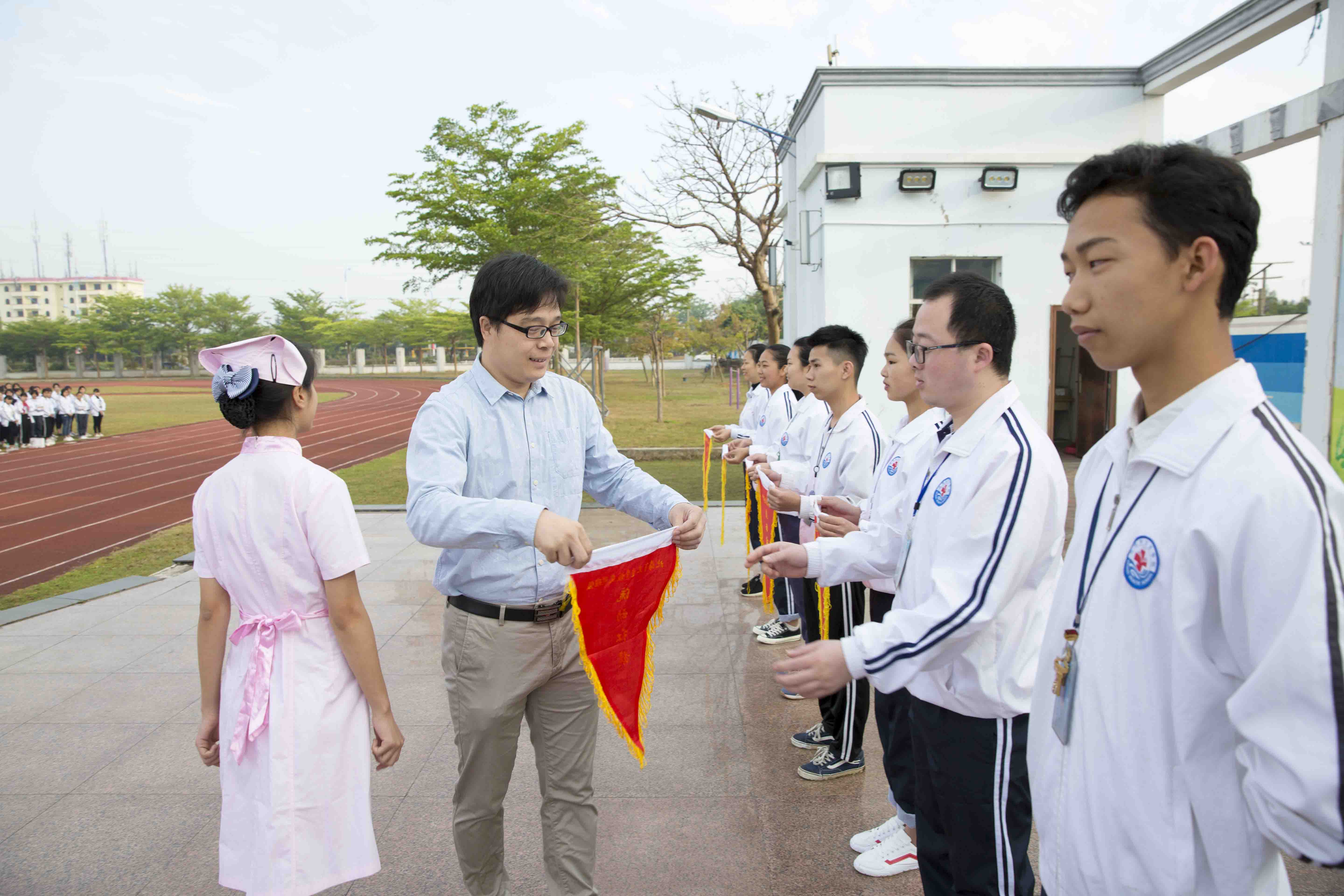 图4：学生处主任助理张芮峰为班级颁发“流动红旗1.jpg