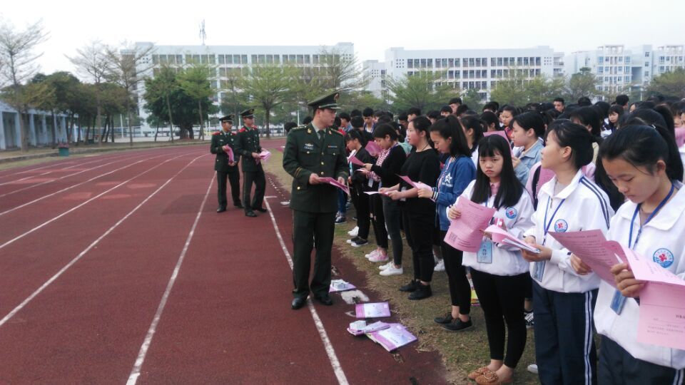 3.干警们给学生分发法制教育宣传单.jpg