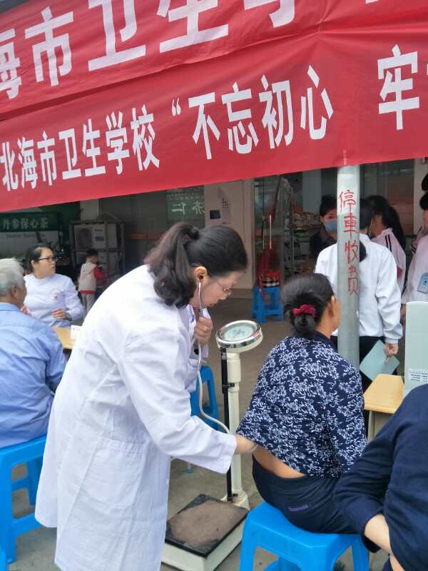 陈碧瑕副校长为村民诊病.jpg