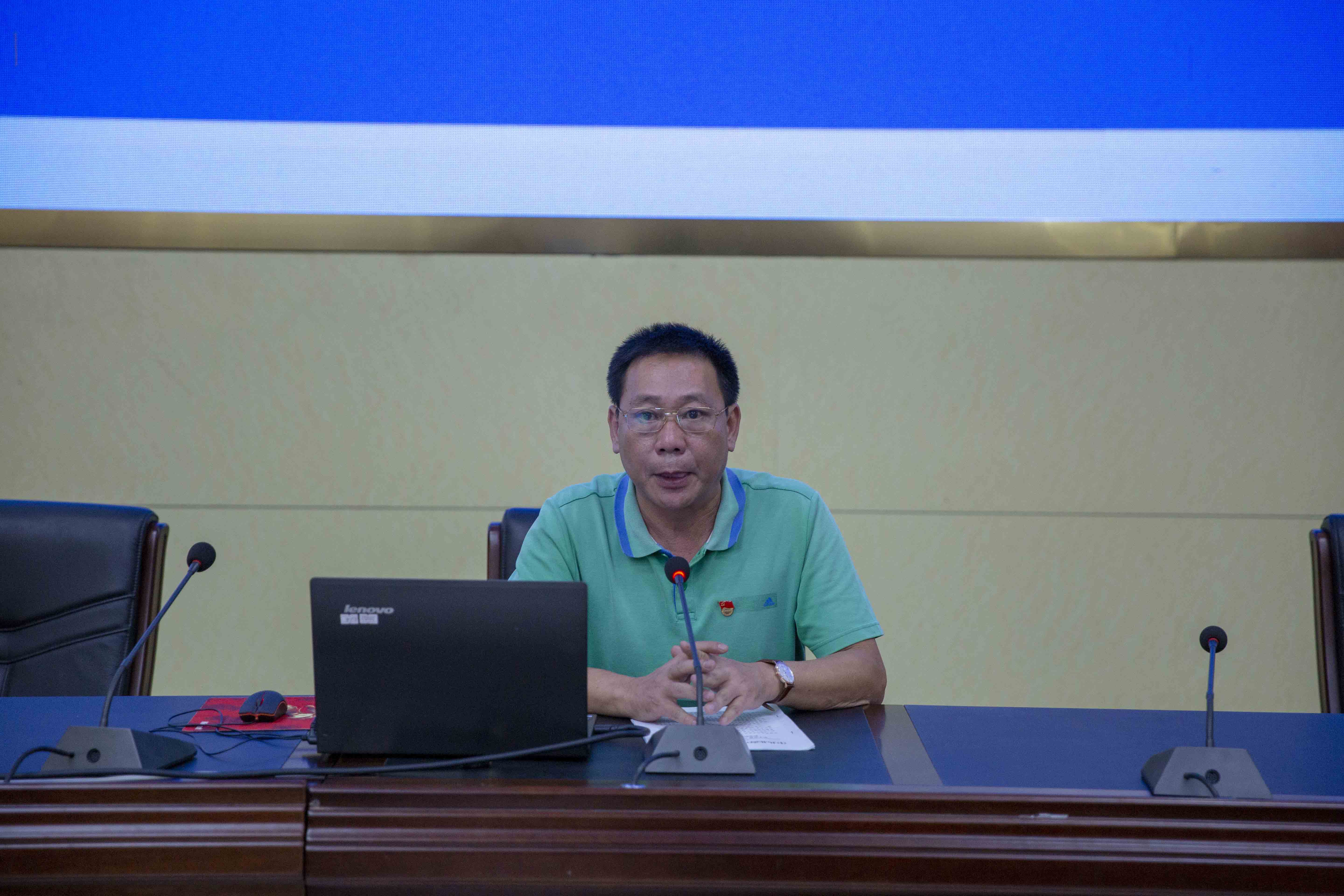 2.党委副书记叶绍雄主持会议.jpg