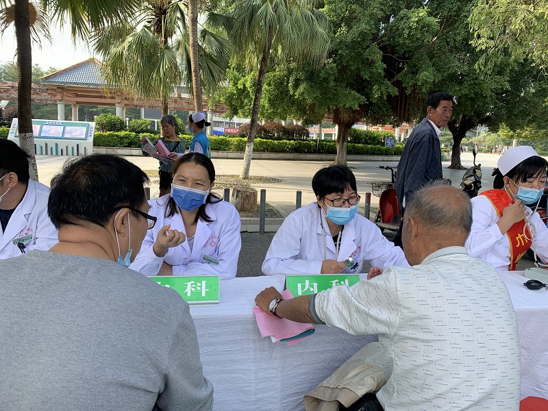 北海卫校医学专家义诊服务群众.JPG