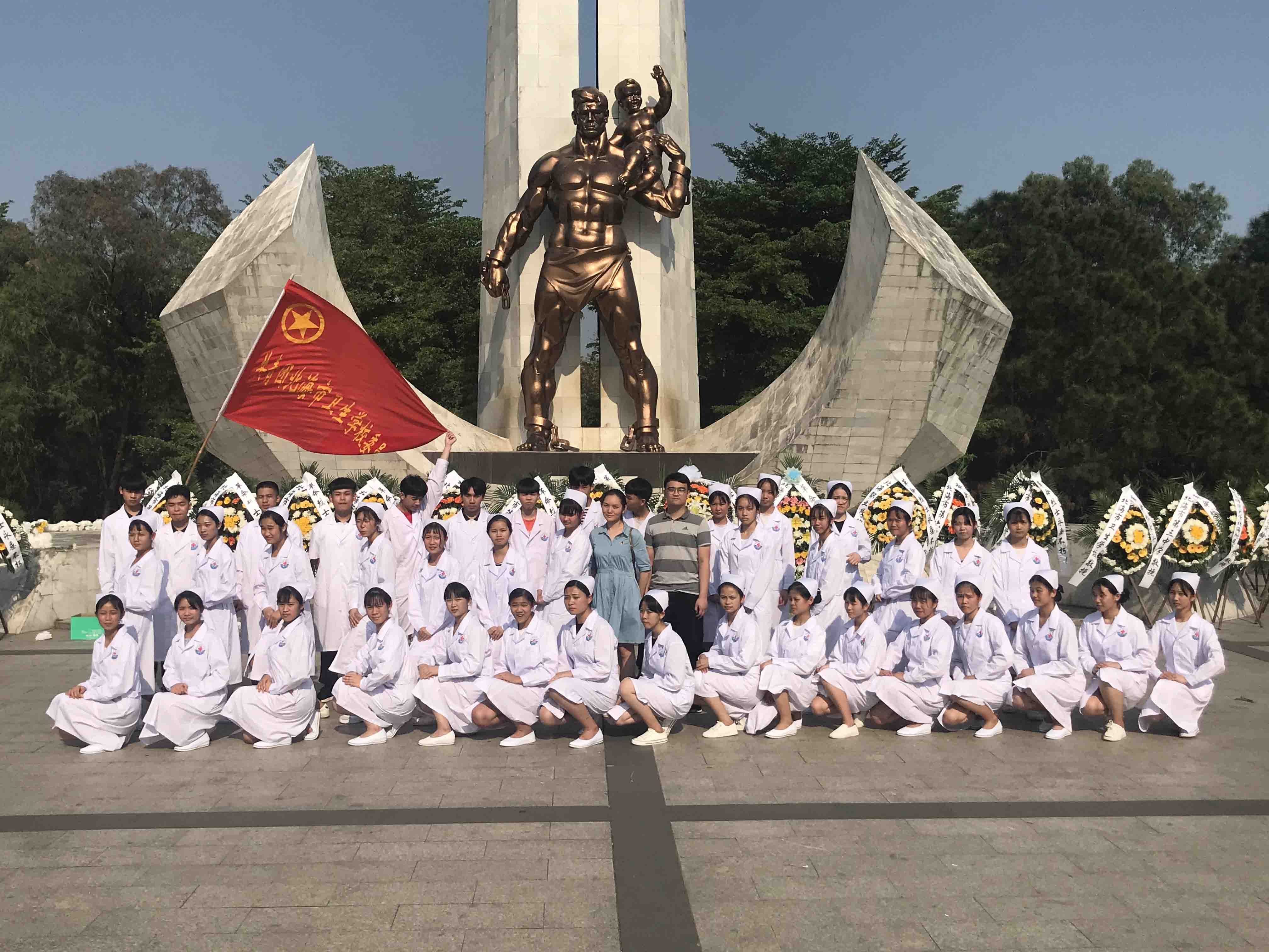 北海市卫生学校学生代表及带队老师参加2018年清明节祭英烈活动1.jpg
