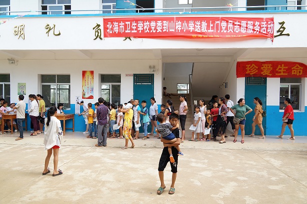 4.党员志愿者为同学及家长们测视力.JPG