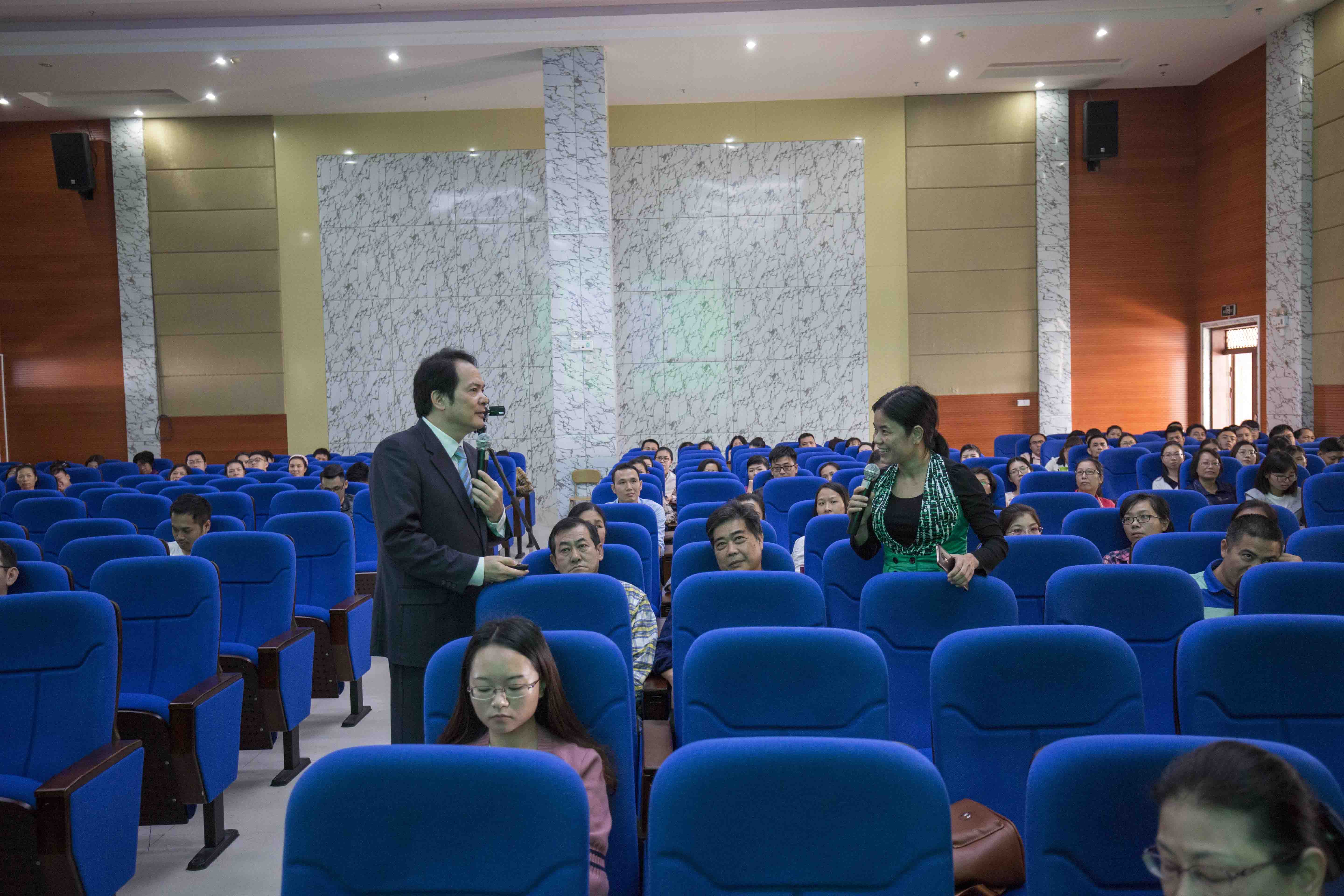 赵邦教授与老师亲切互动11.jpg