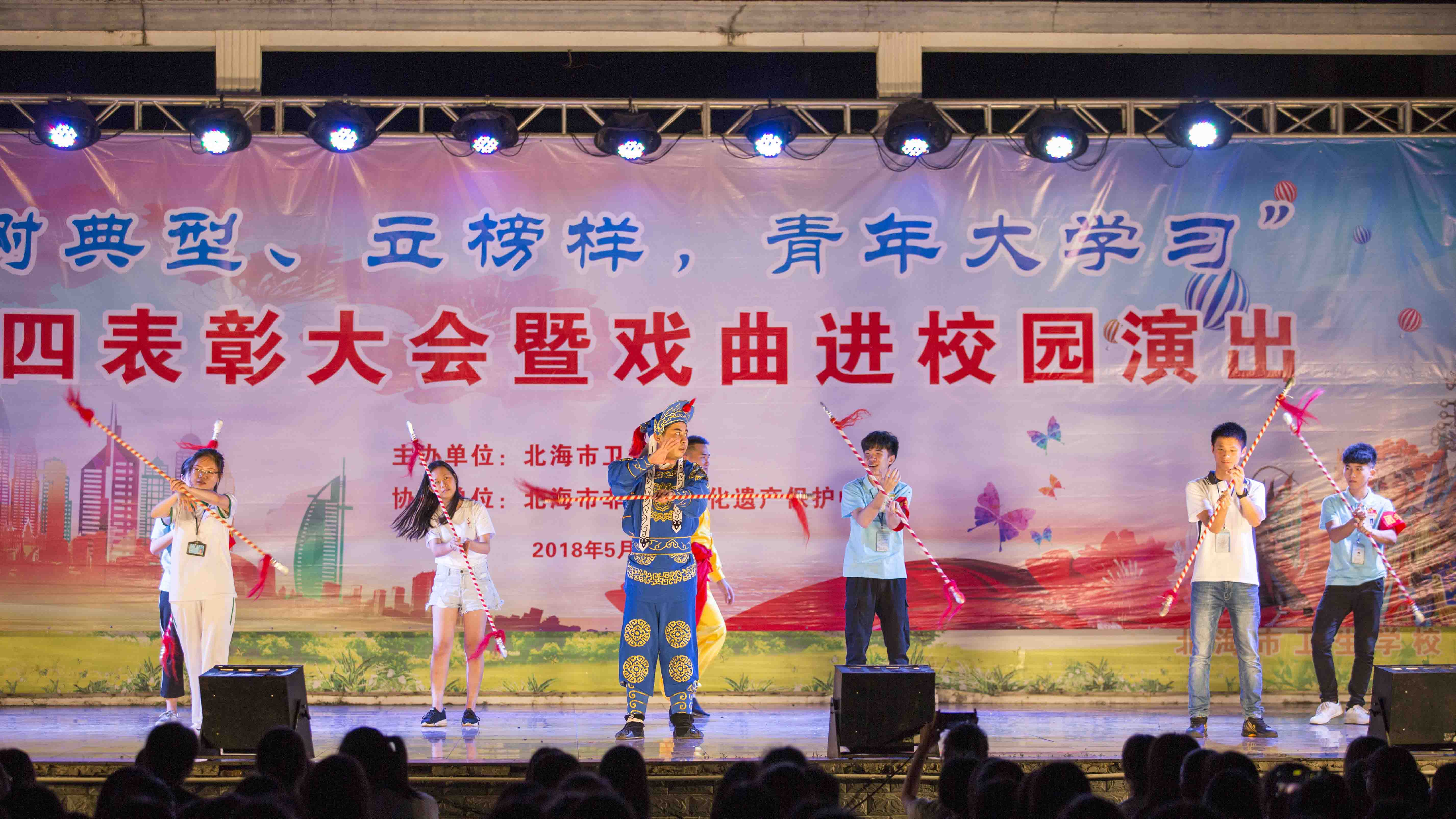 6.演员与同学互动1.jpg