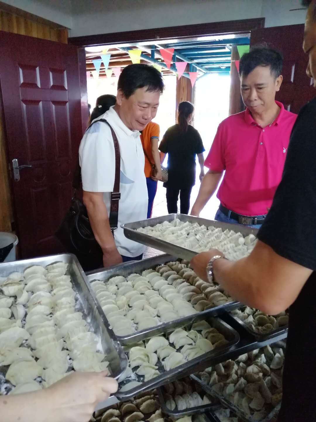 叶副书记看饺子.jpg