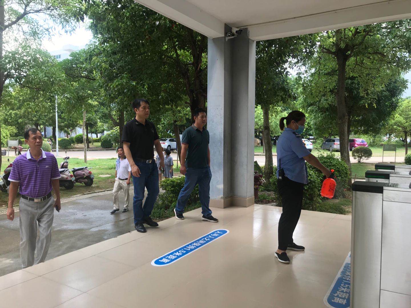 1.副校长罗发安组织相关科室负责人对校园进行安全隐患排查.jpg