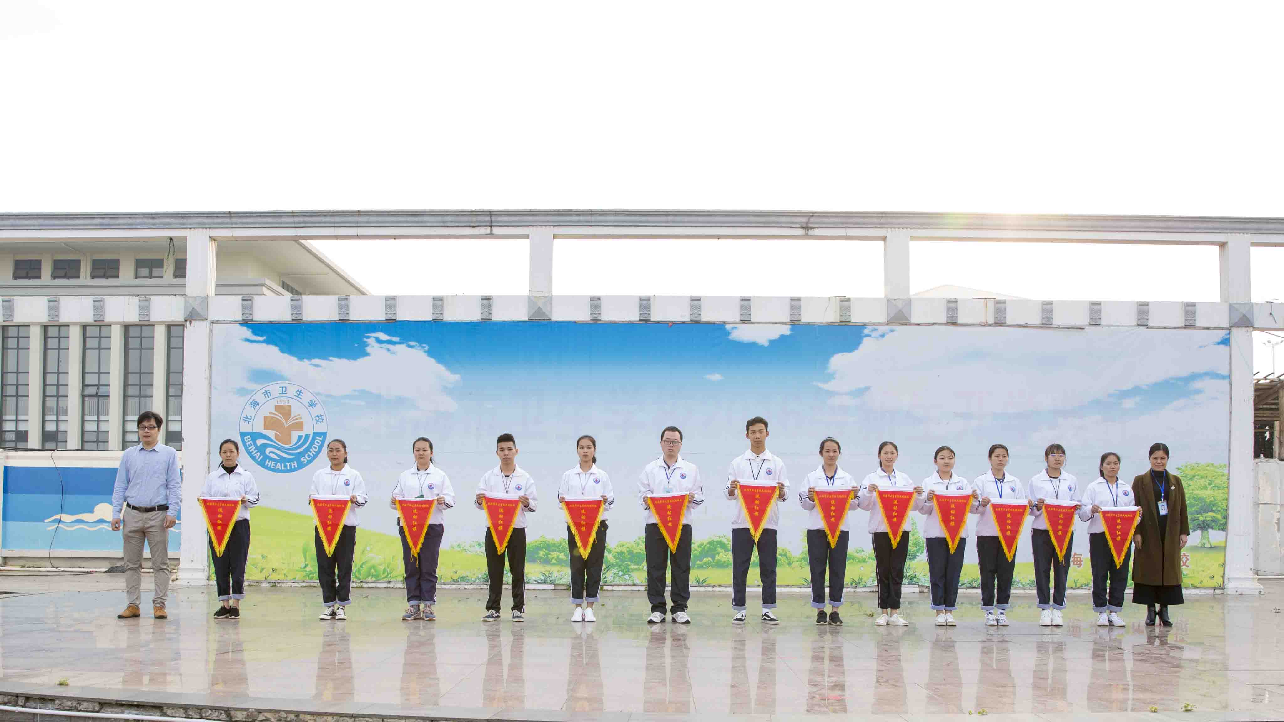 图5：获奖班级向全校师生展示“流动红旗”1.jpg