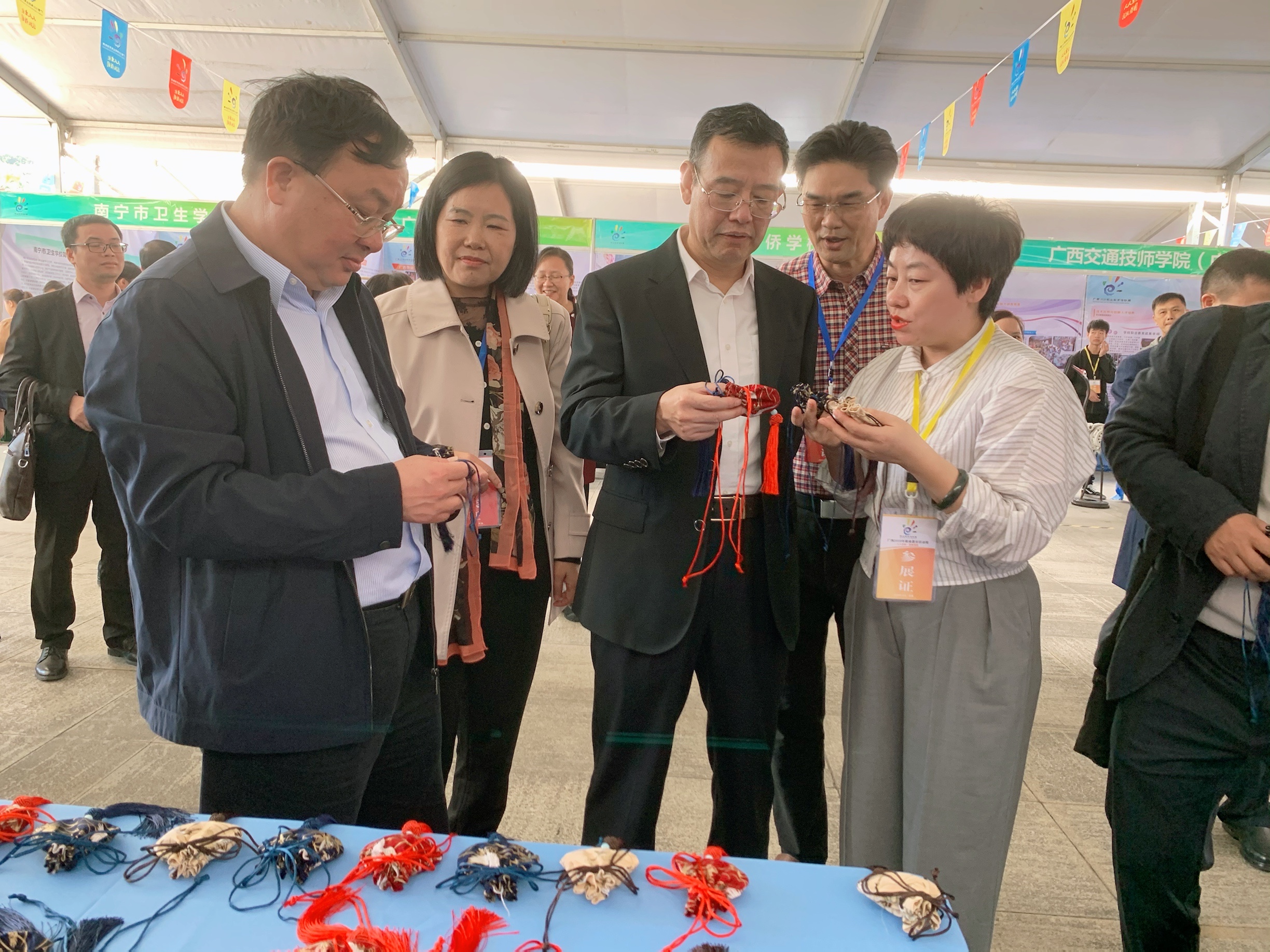 黄永春校长和党委委员许湘蓉向唐咸仅厅长介绍药剂香囊.jpg