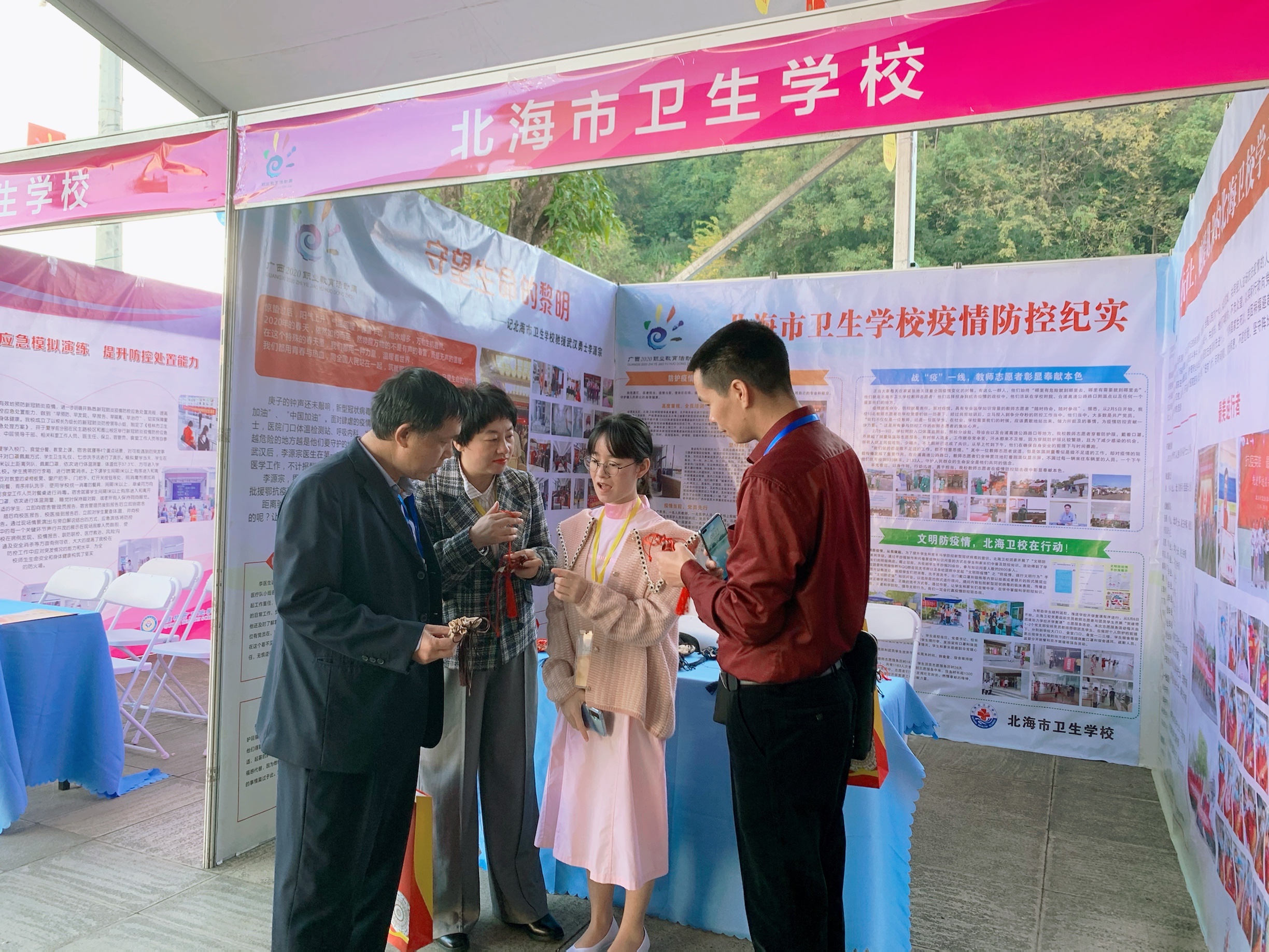 专业学生向客人介绍香囊展品.jpg