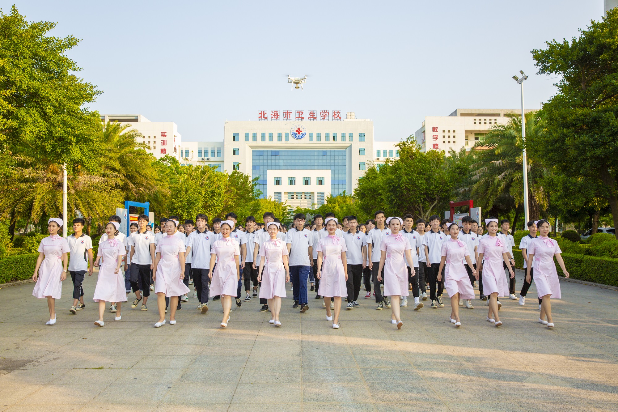 北卫朝气蓬勃的学子们.jpg
