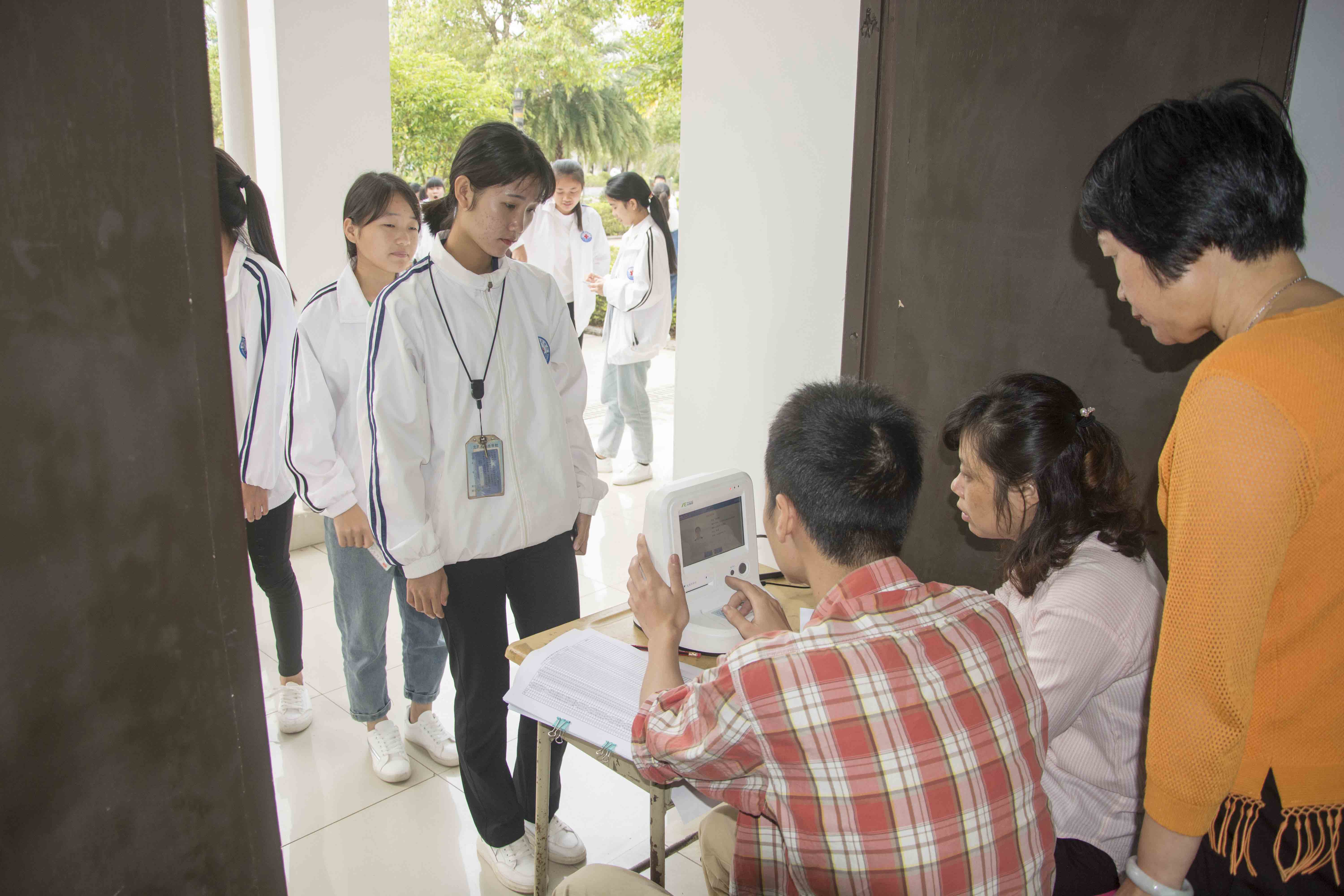 图3：检查组对受助学生进行身份验证1.jpg