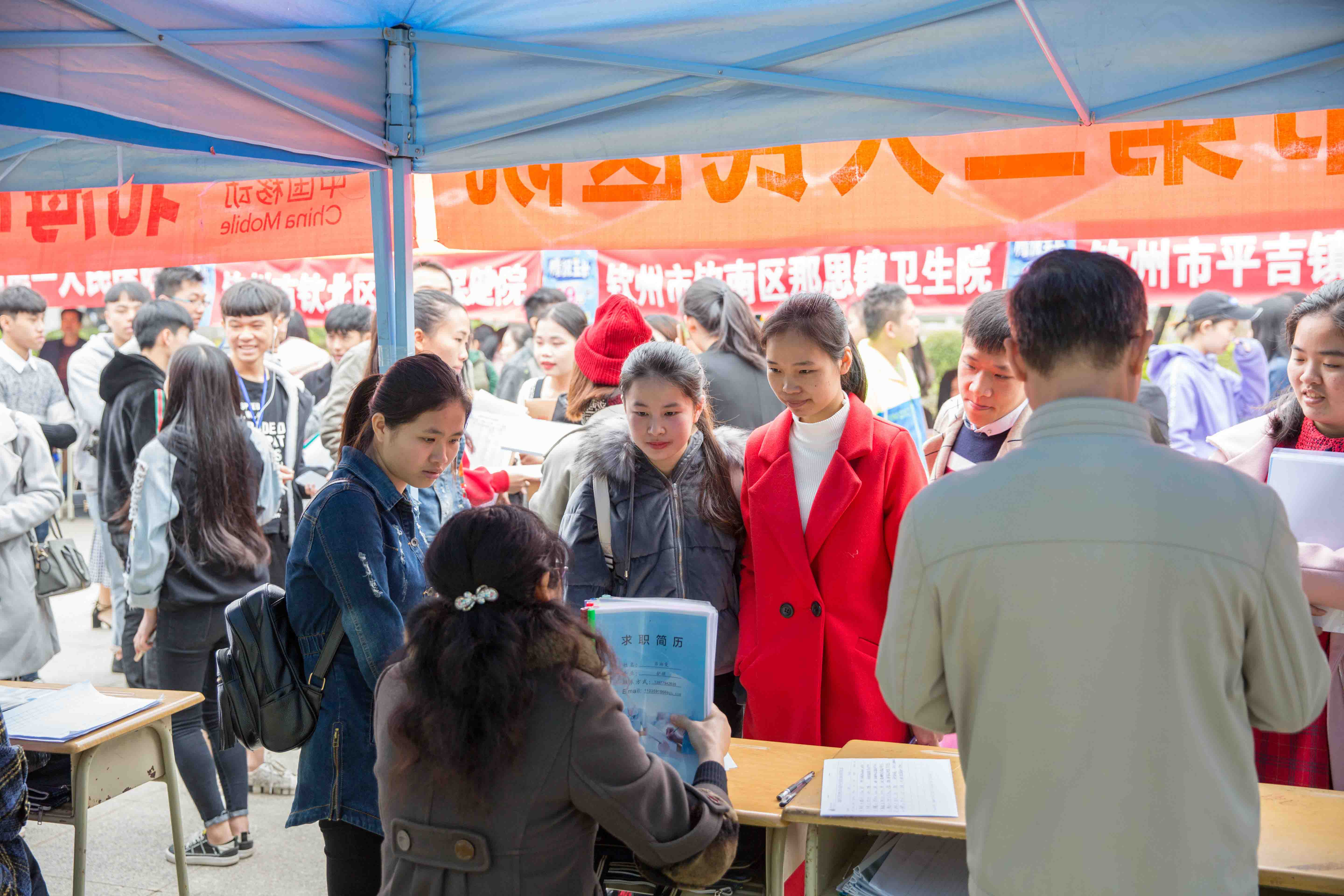同学们现场咨询岗位信息1.jpg