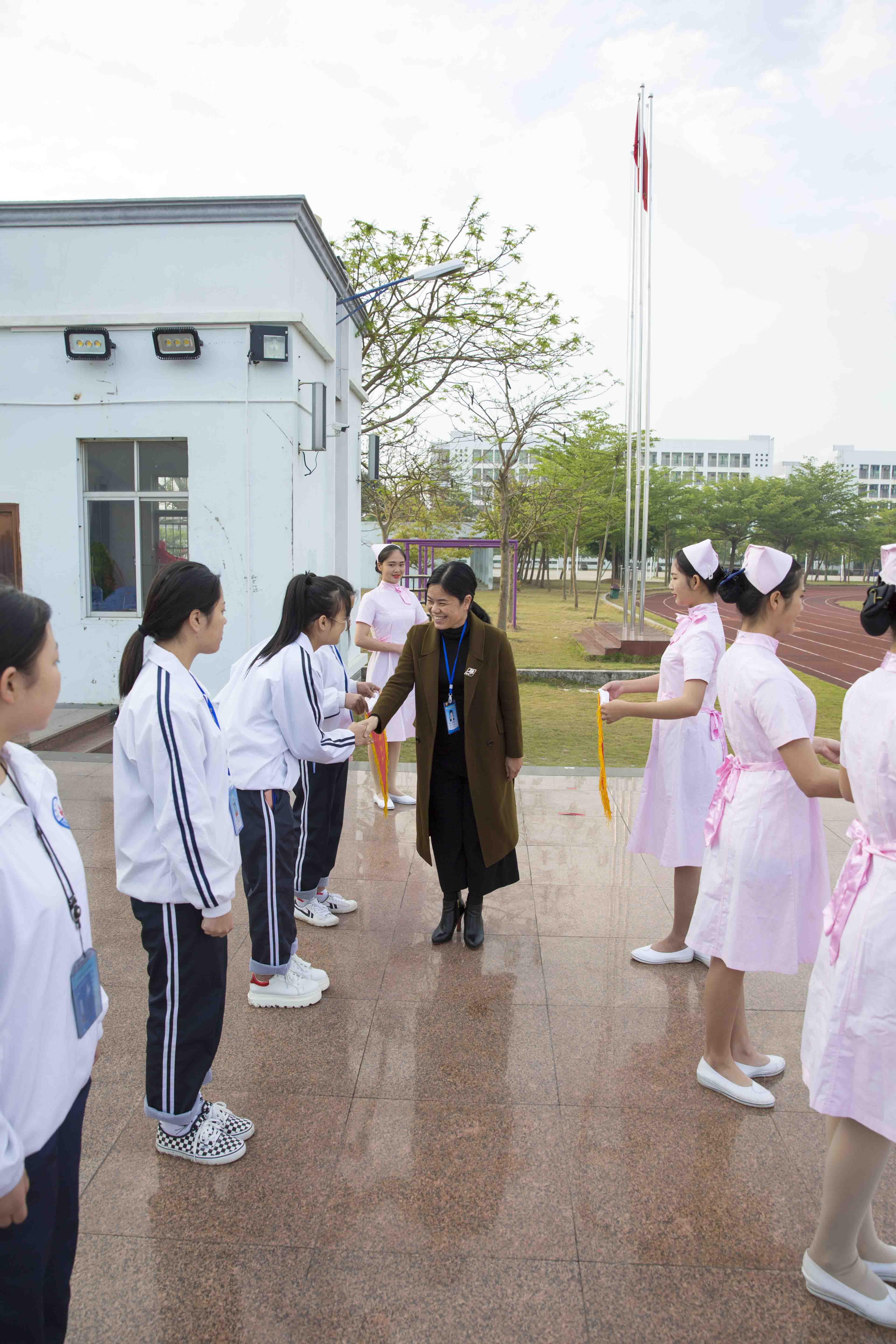 图3：学生处主任欧博明与获奖班级代表亲切握手1.jpg
