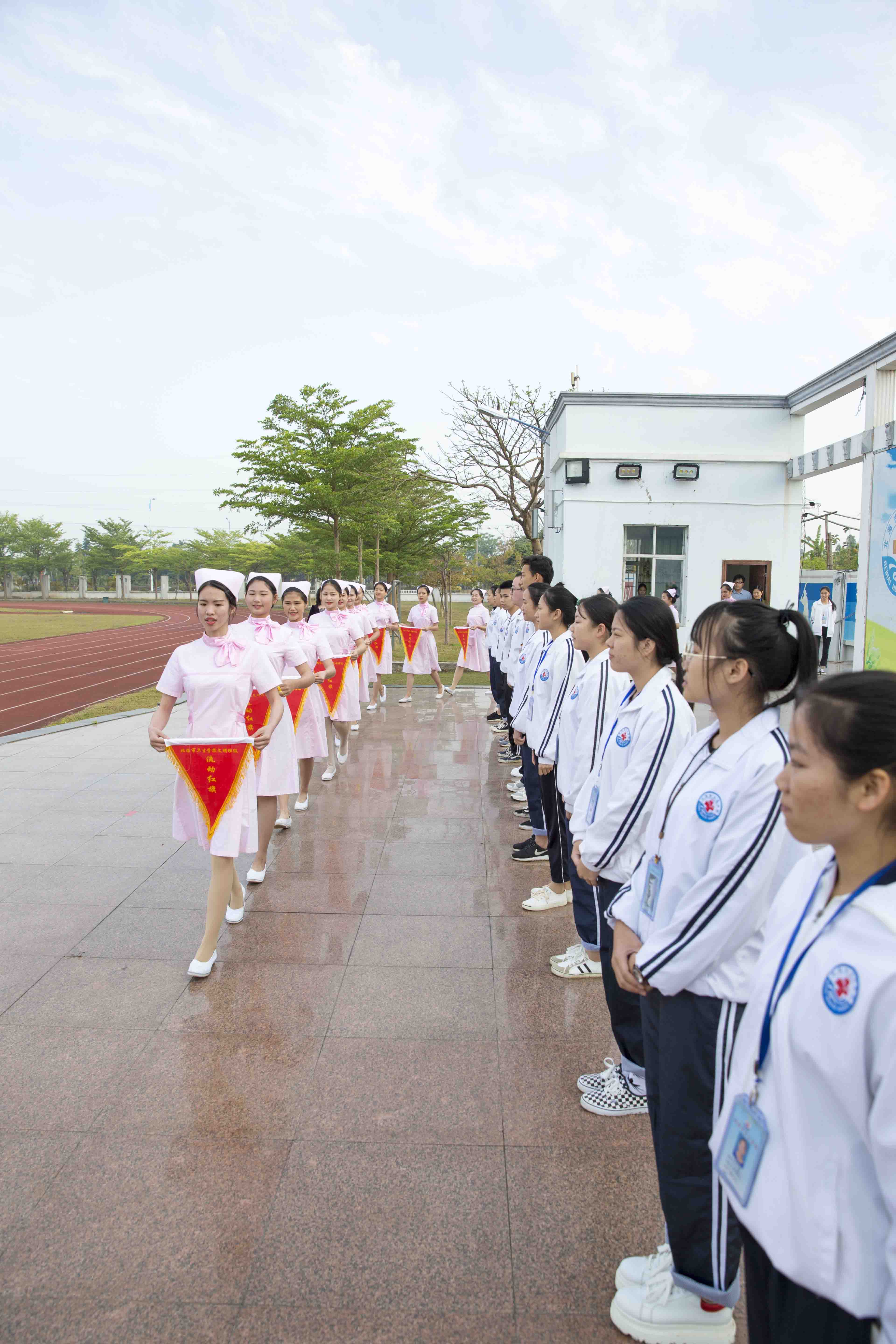 图1：礼仪队手持“流动红旗”入场1.jpg
