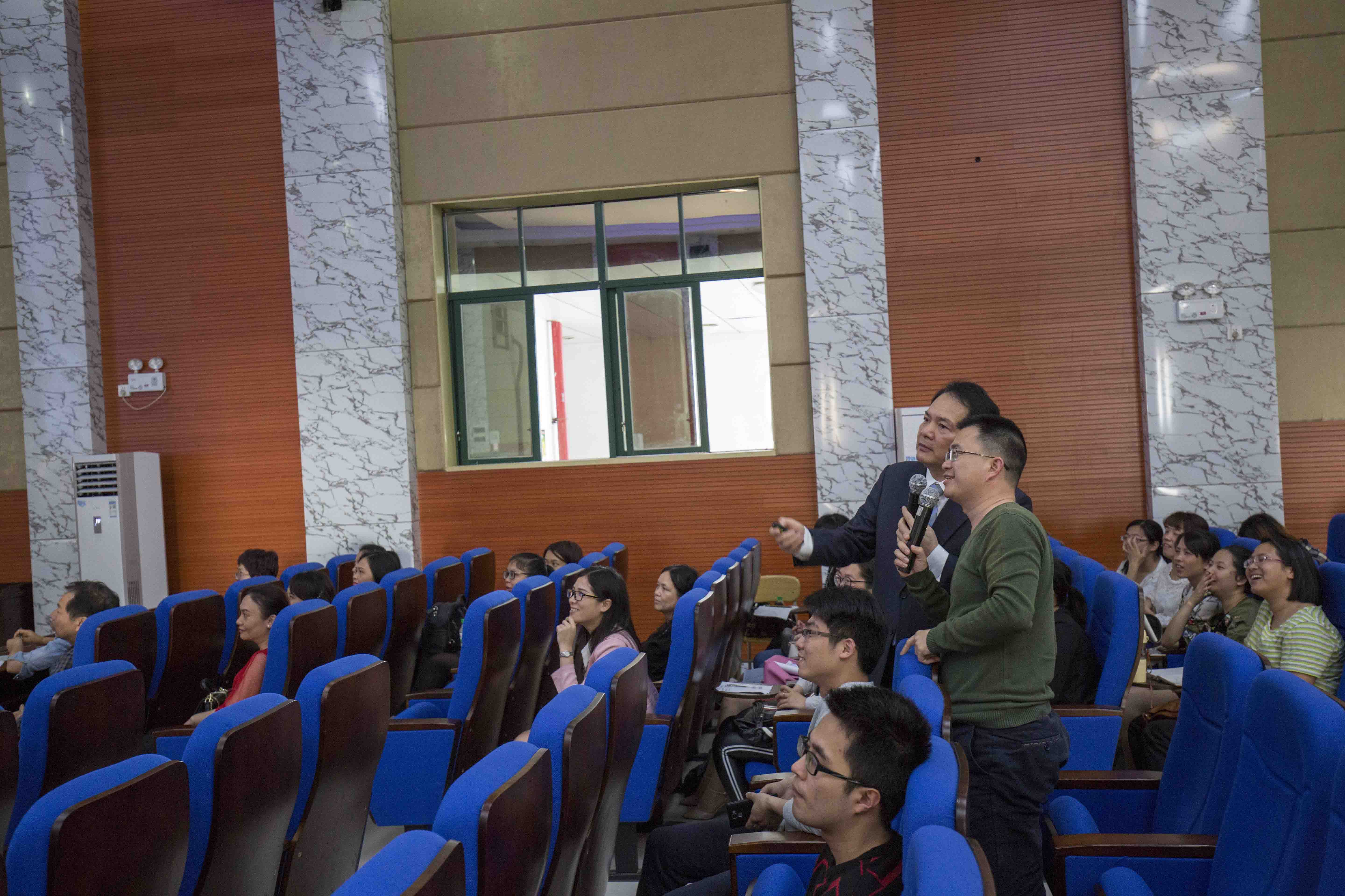 赵邦教授与老师亲切互动22.jpg