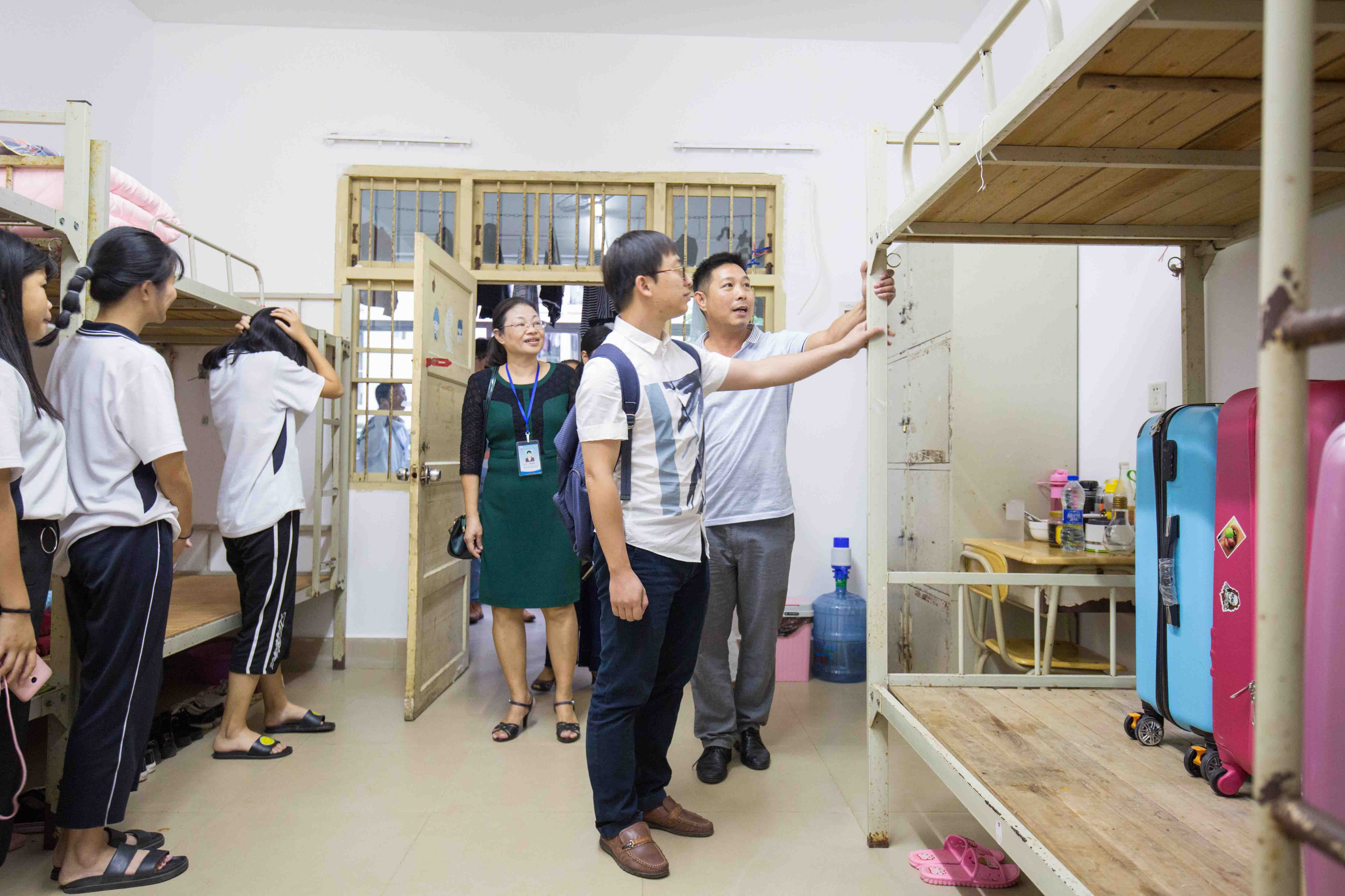 专家组检查学生宿舍3.jpg