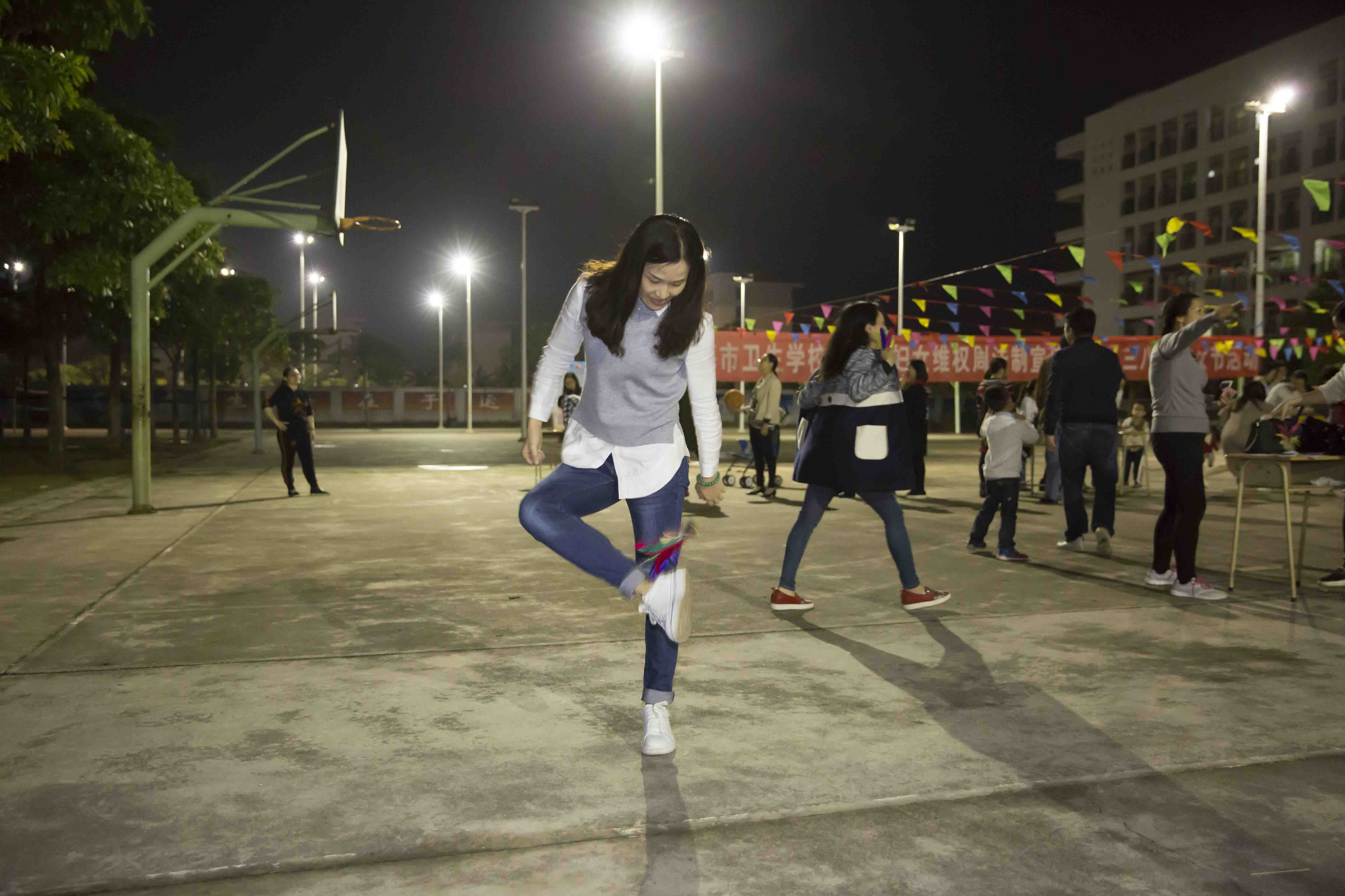 游园活动三：踢毽子1.jpg