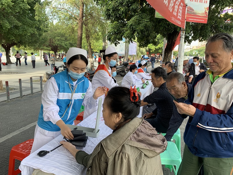 11.13北海卫校附院为民测血压.JPG