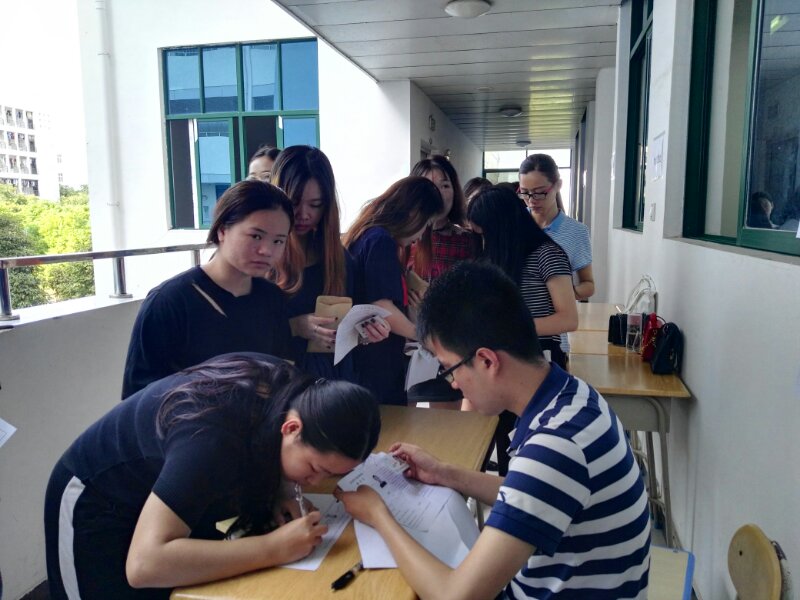 考务工作人员认真核验考生证件.jpg