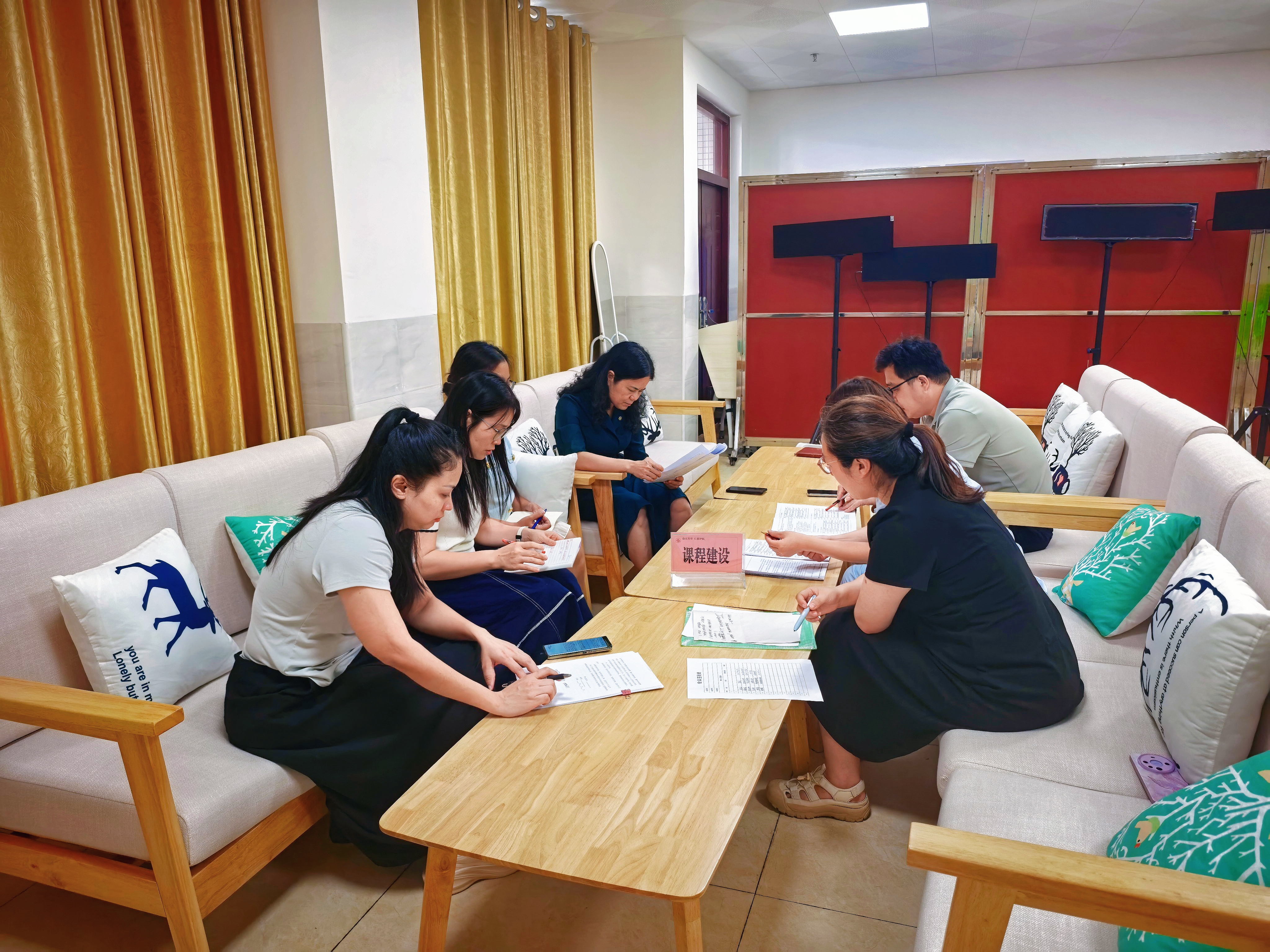 党旗飘扬护教路 匠心淬炼筑人才